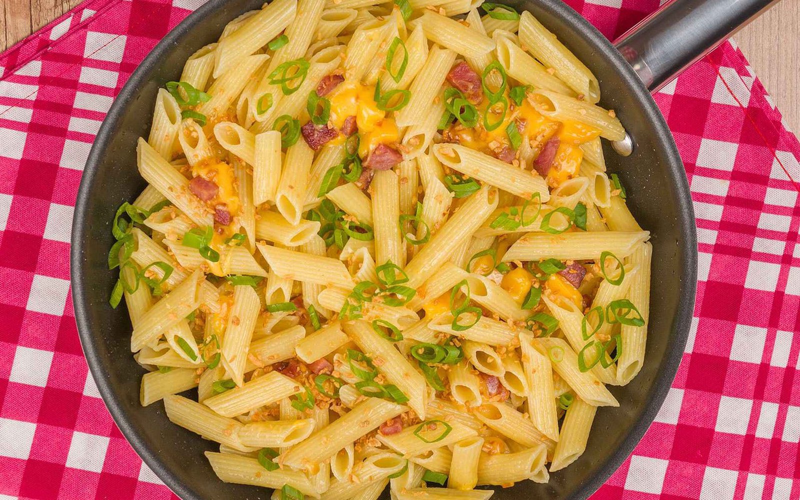 Macarrão Alho e Óleo com Queijo e Bacon
