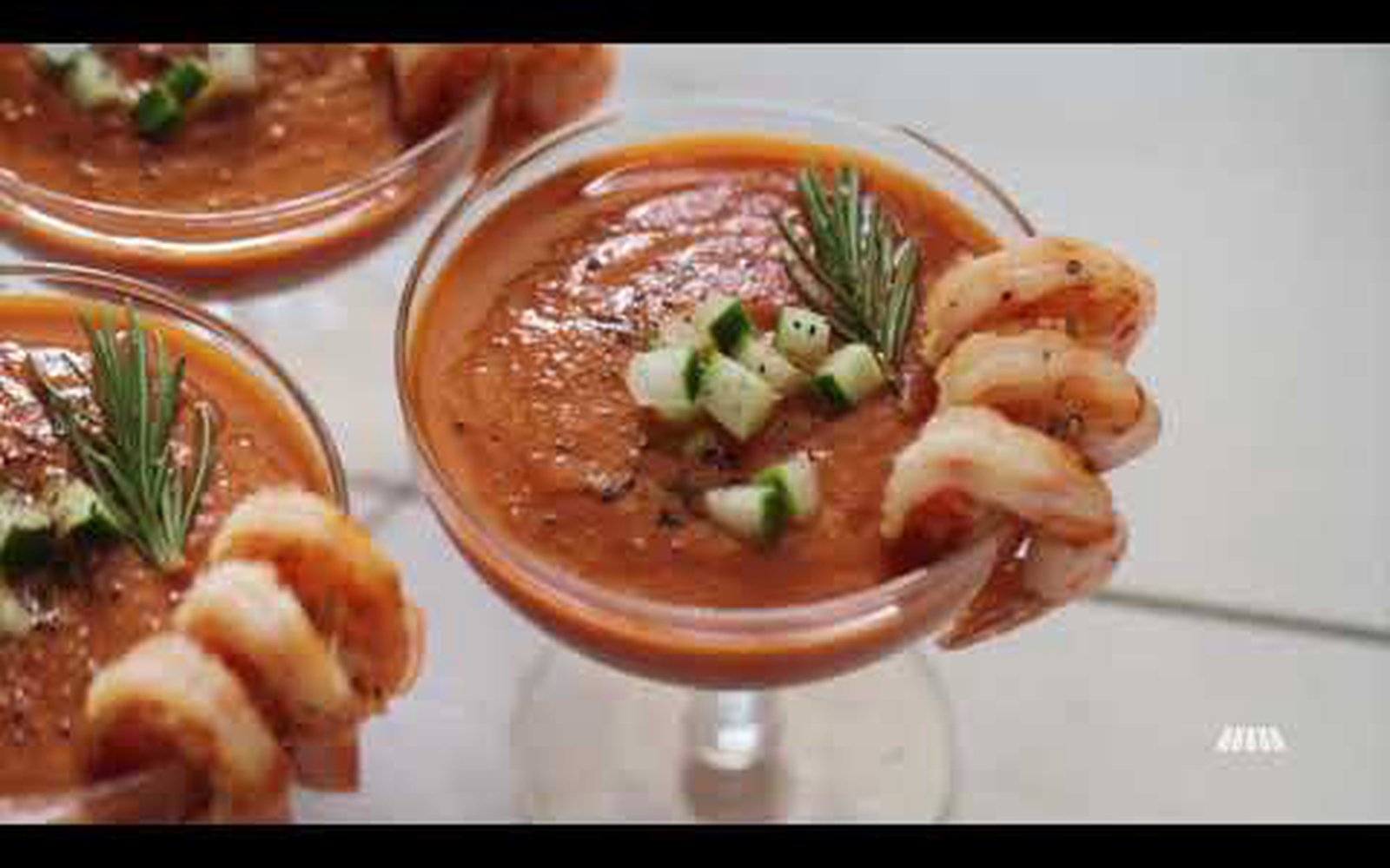 Sopa Fria de Tomate com Camarão