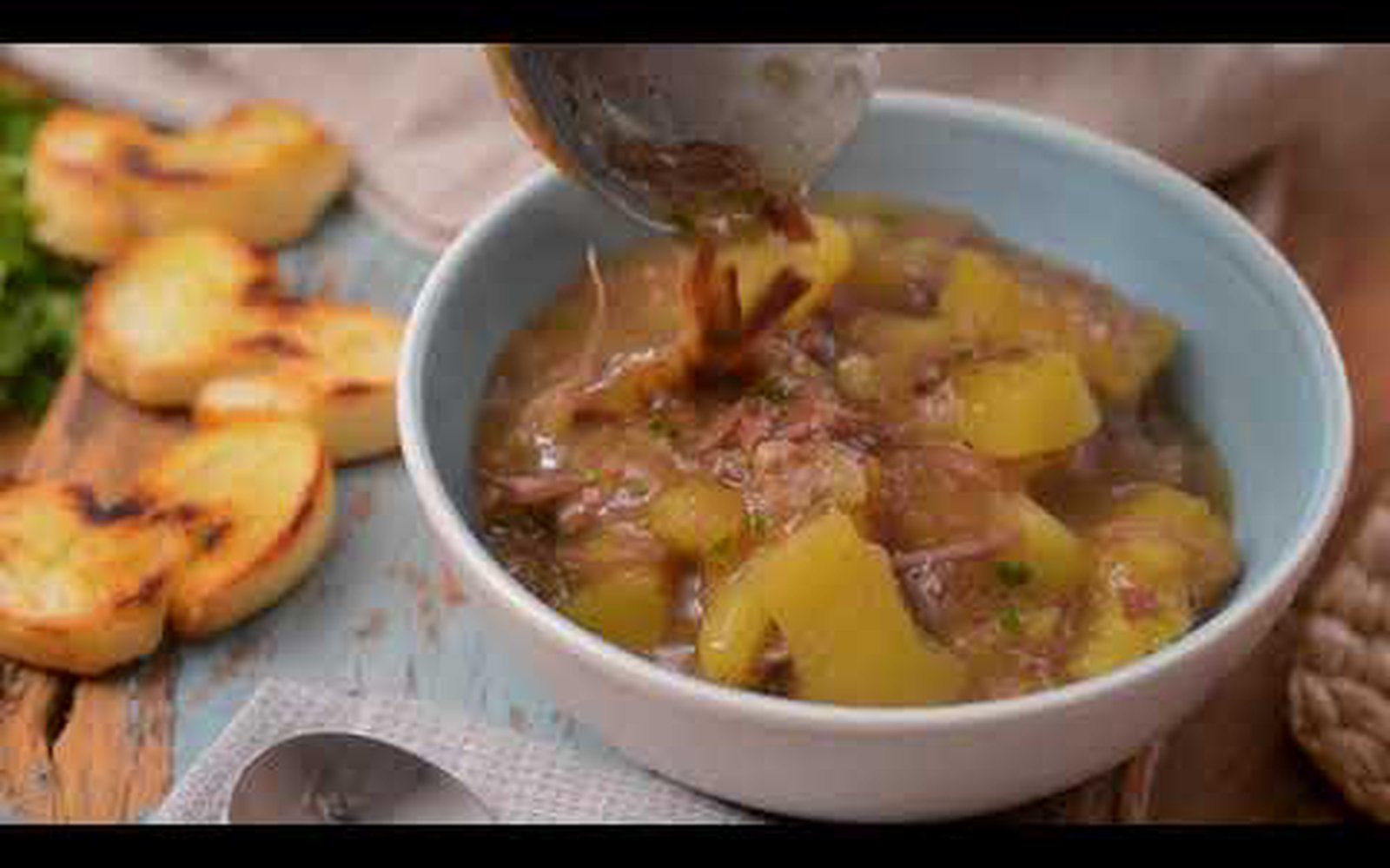 Sopa de Mandioca com Costela Cremosa (Vaca Atolada)