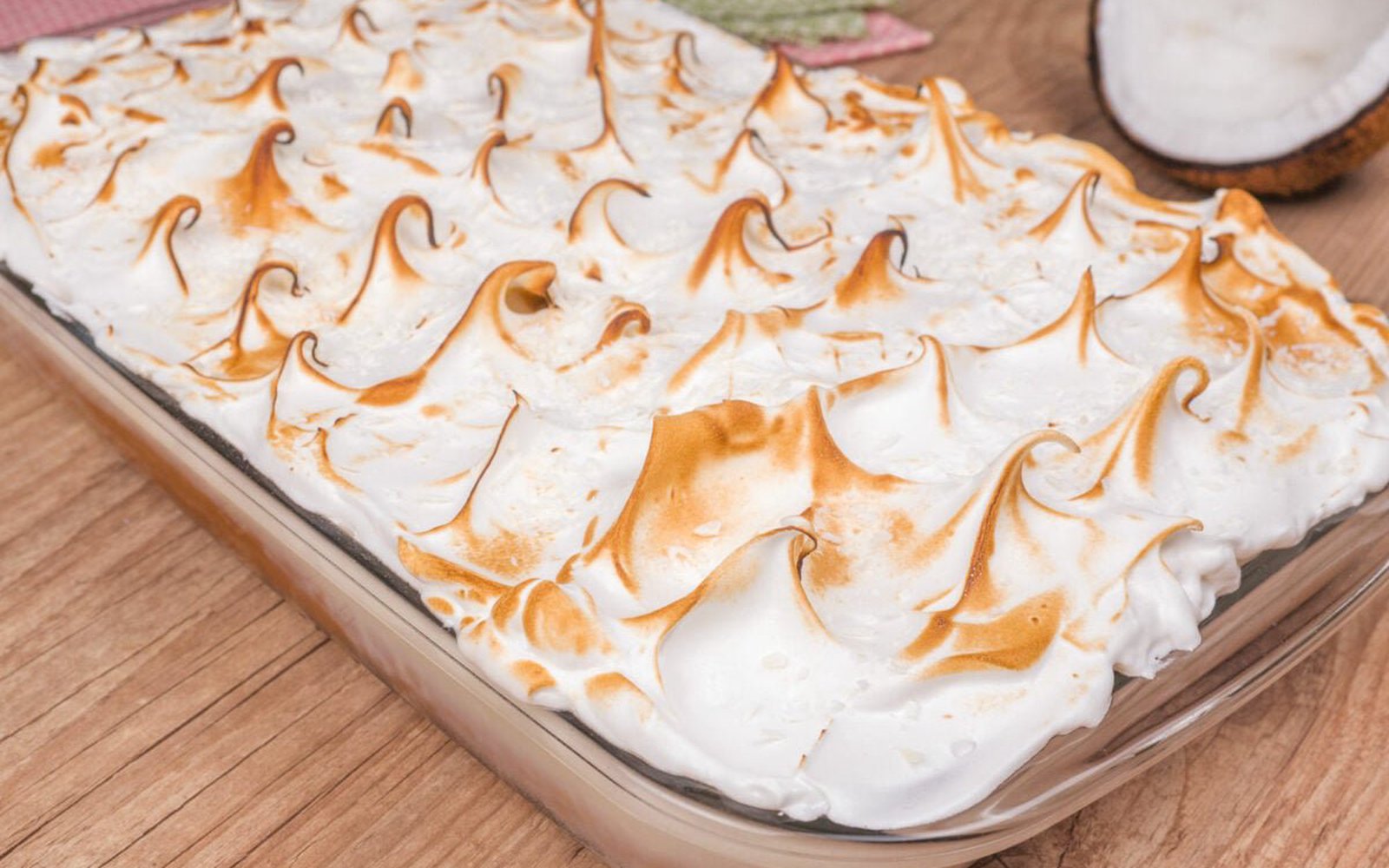 Bolo Gelado de Coco com Merengue na Travessa