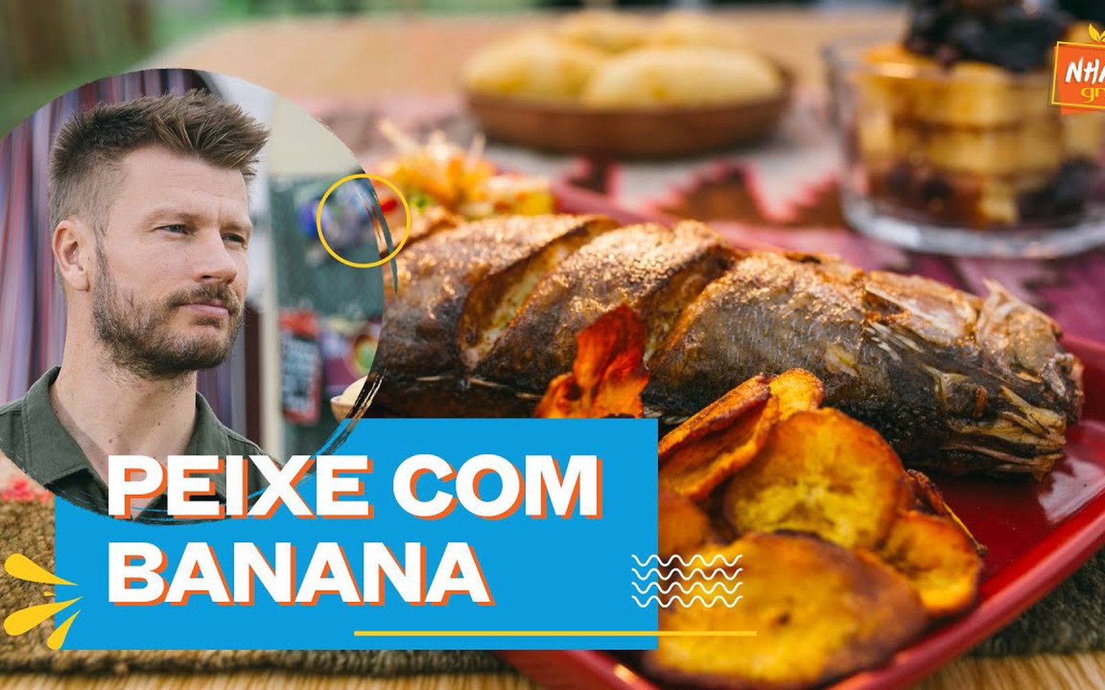 Peixe Frito com Banana Chips e Salada de Tomate Verde