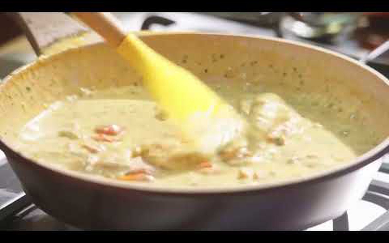 Salmão ao Molho Cremoso de Queijos, Ervas e Tomates Cereja