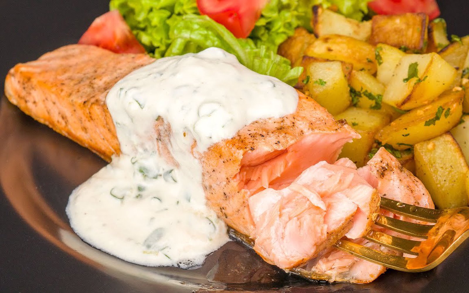 Salmão Grelhado com Molho de Ervas