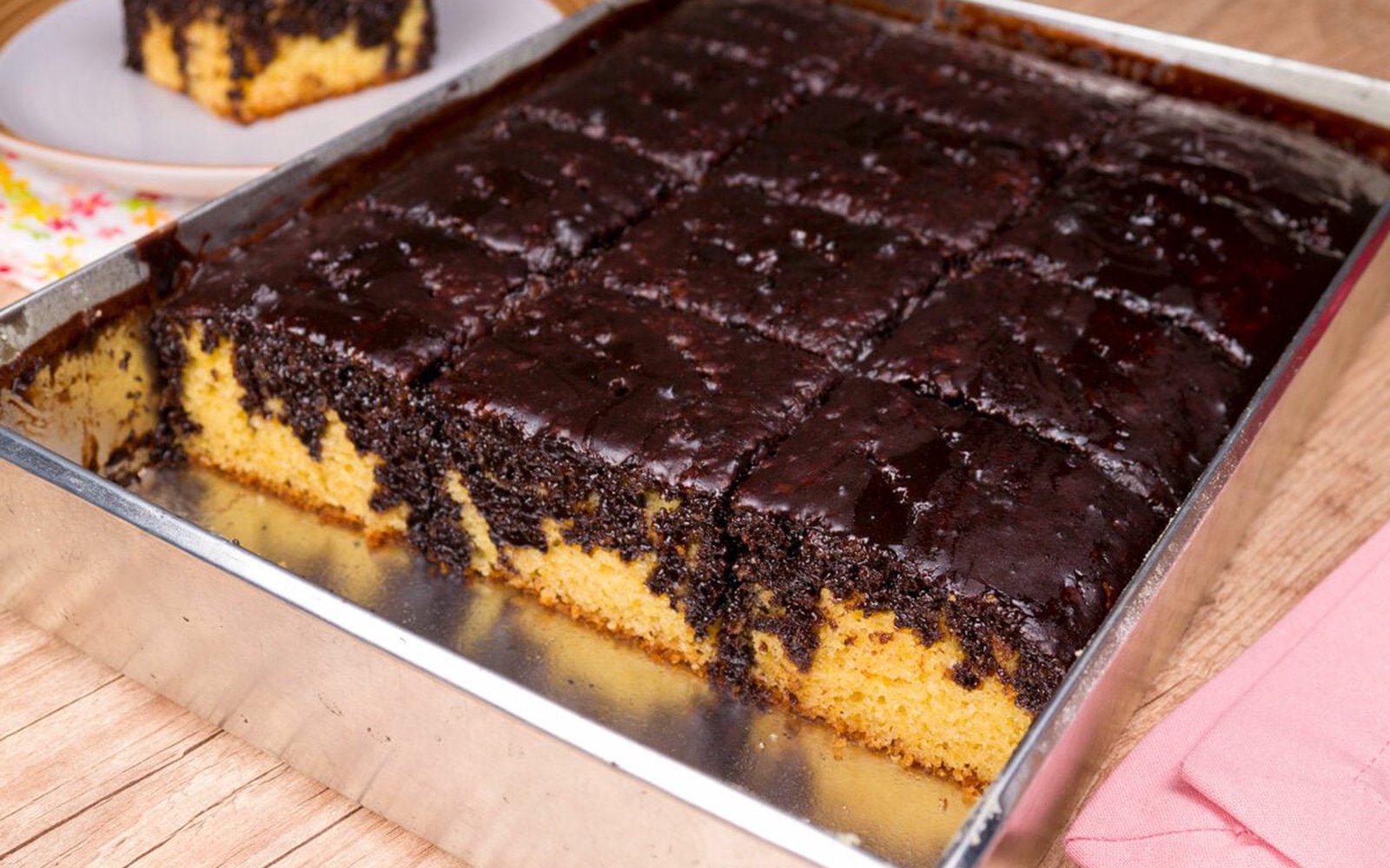 Bolo de Fubá com Calda de Chocolate