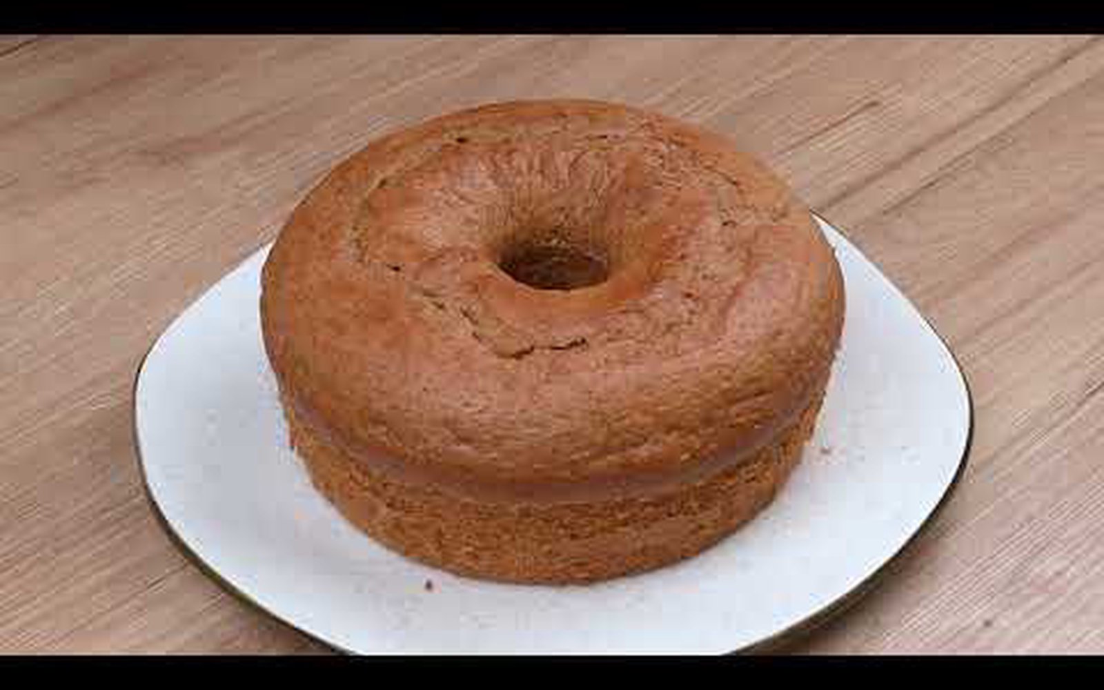Bolo Snickers com Calda de Chocolate