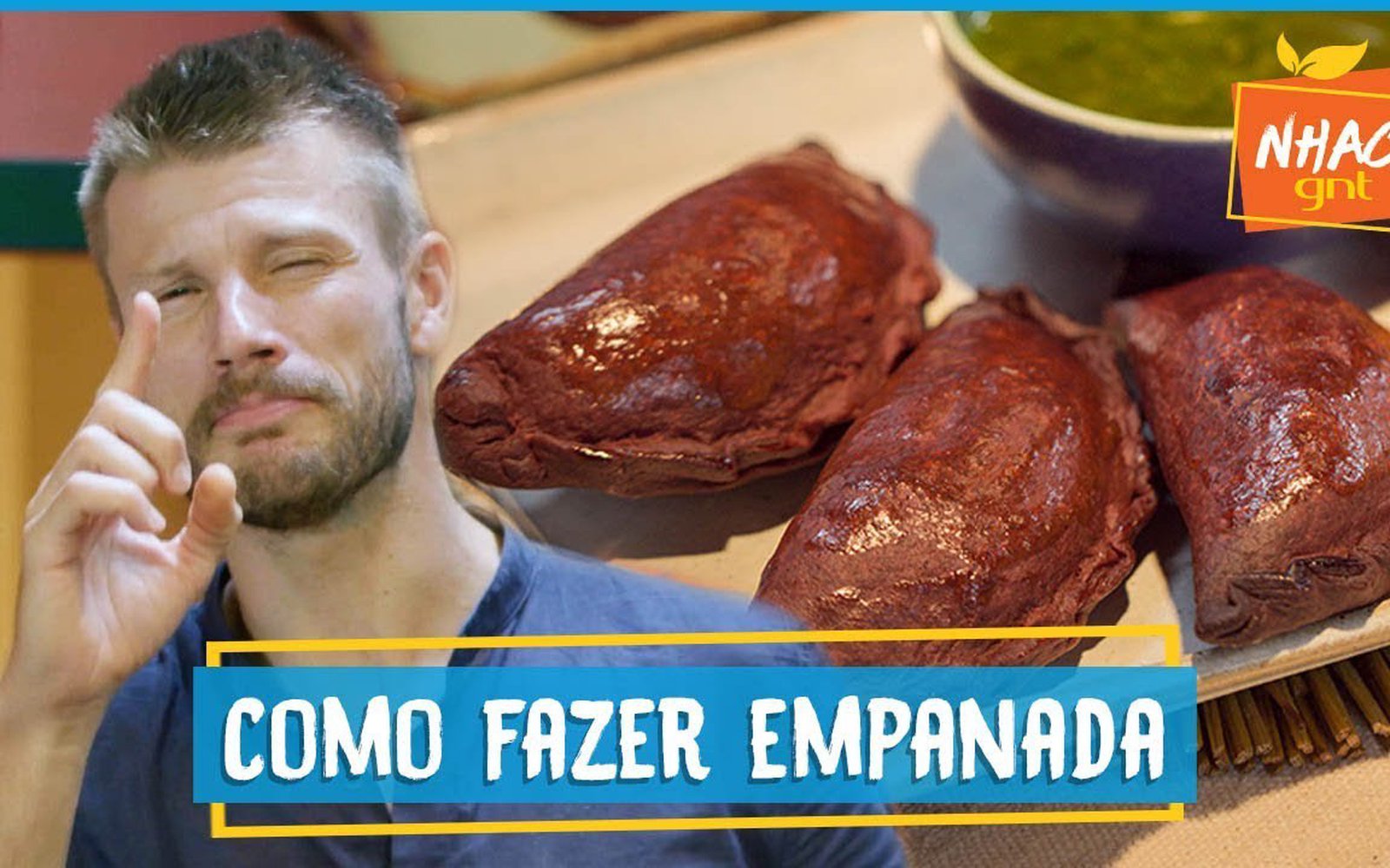 Empanada com farinha de beterraba e recheio de ricota