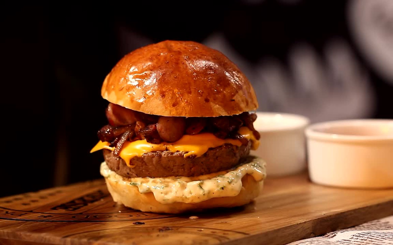 Receita de Travolta Burger de Picanha com Cebola e Molho Shoyu