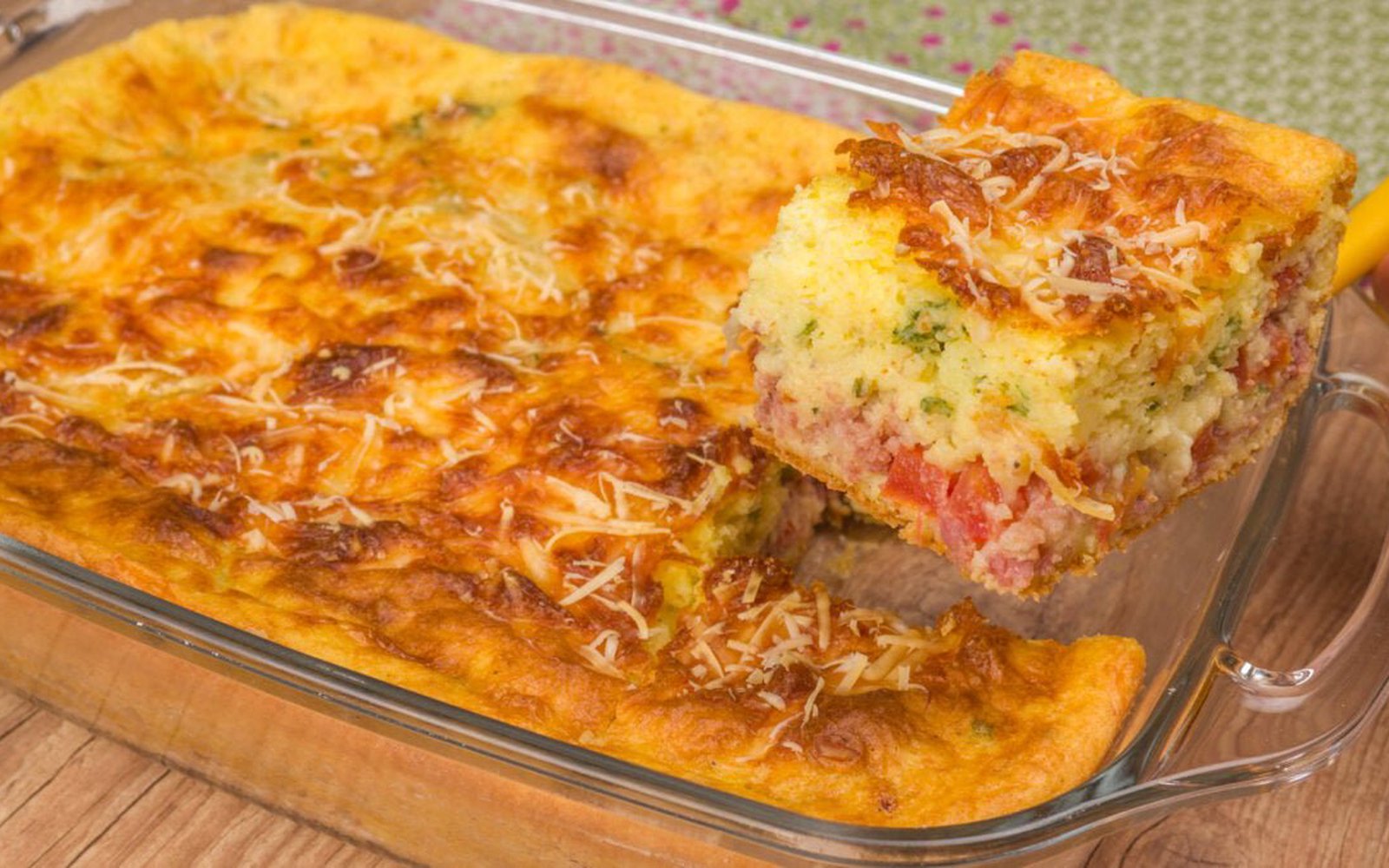 Torta de Mandioquinha com Calabresa e Queijo