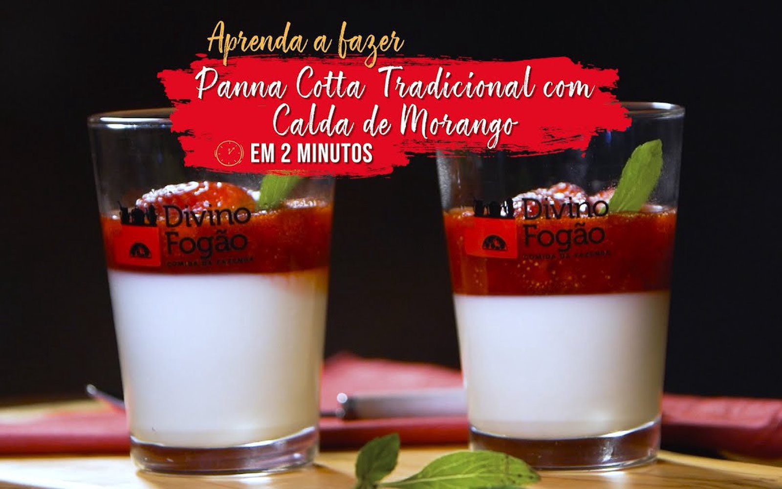 Panna Cotta Tradicional com Calda de Frutas Vermelhas