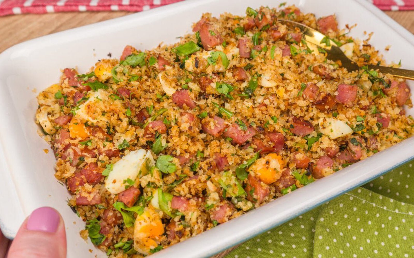 Farofa de Panko com Linguiça e Ovo