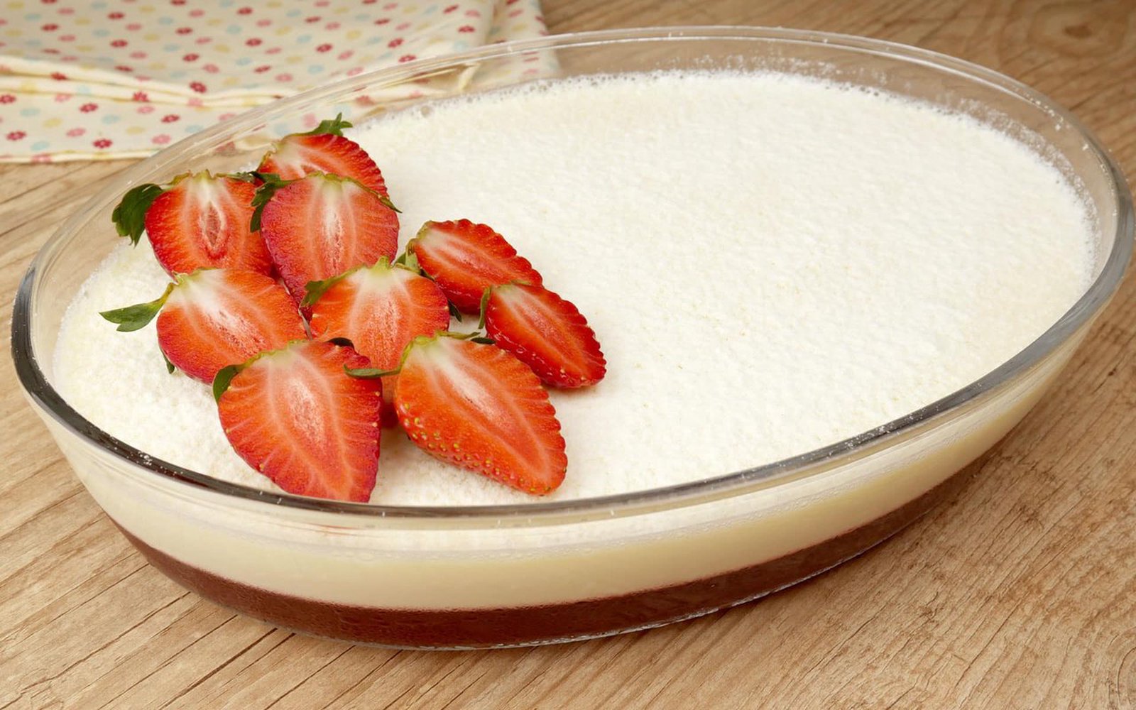 Mousse de Leite Ninho com Gelatina de Morango