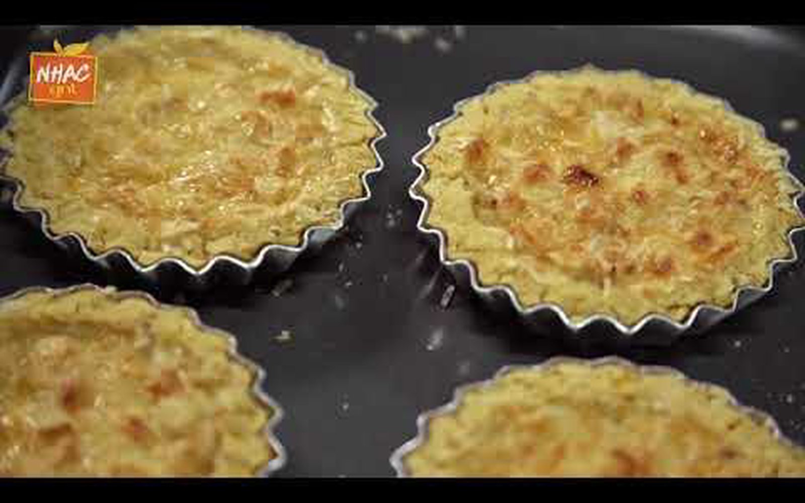 Mini quiche com massa de grão-de-bico, palmito e aspargos