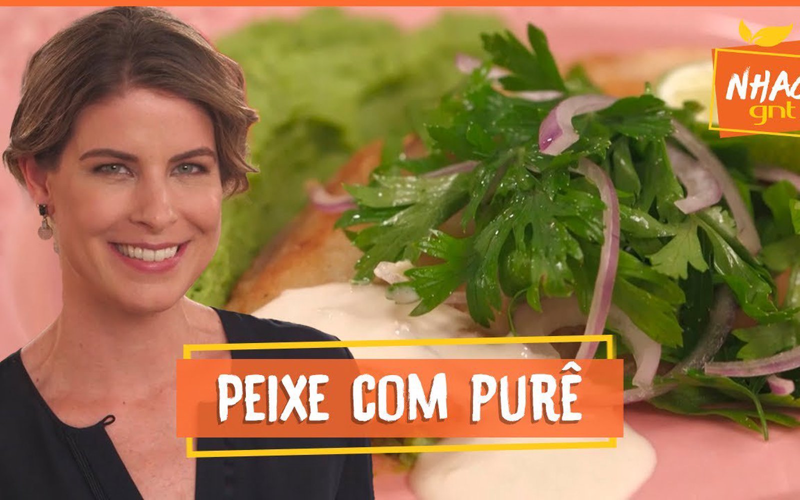 Peixe frito com purê de ervilhas e salada de ervas frescas
