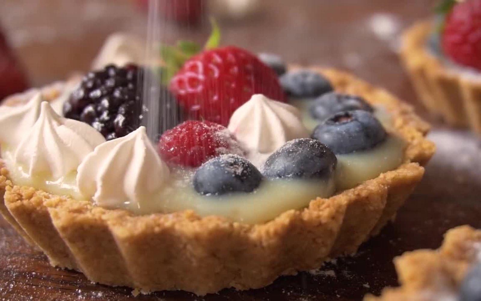 Receita de Tortinha de Brigadeiro Branco e Frutas Vermelhas