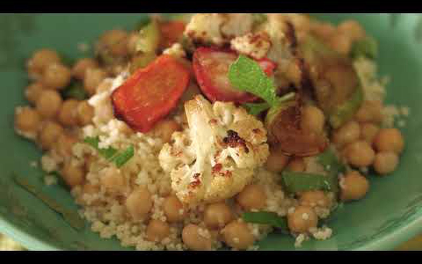 Salada de Cuscuz Marroquino com Grão-de-Bico e Legumes Assados