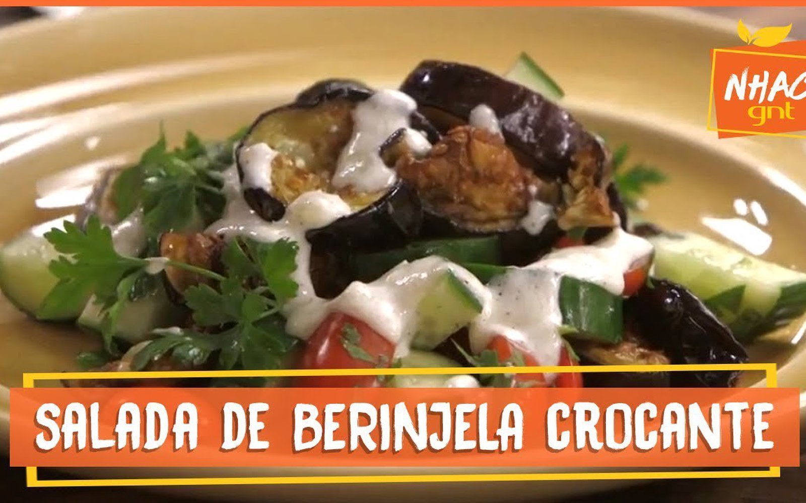 Salada de berinjela frita com molho de iogurte