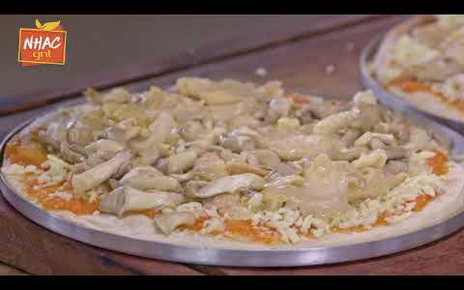 Pizza caseira de cogumelo com massa de cerveja