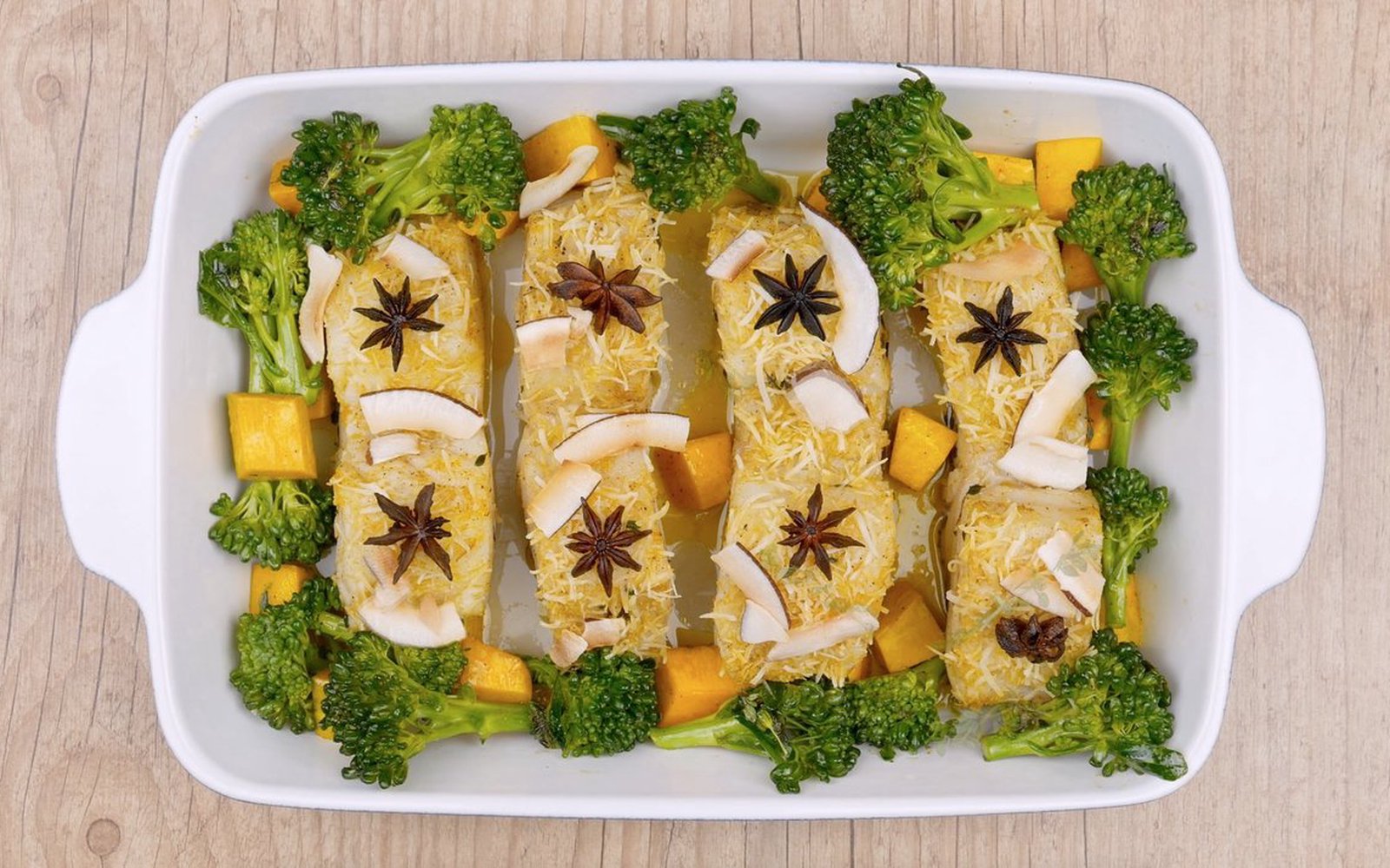 Bacalhau com coco acompanhado de brócolis e abóbora