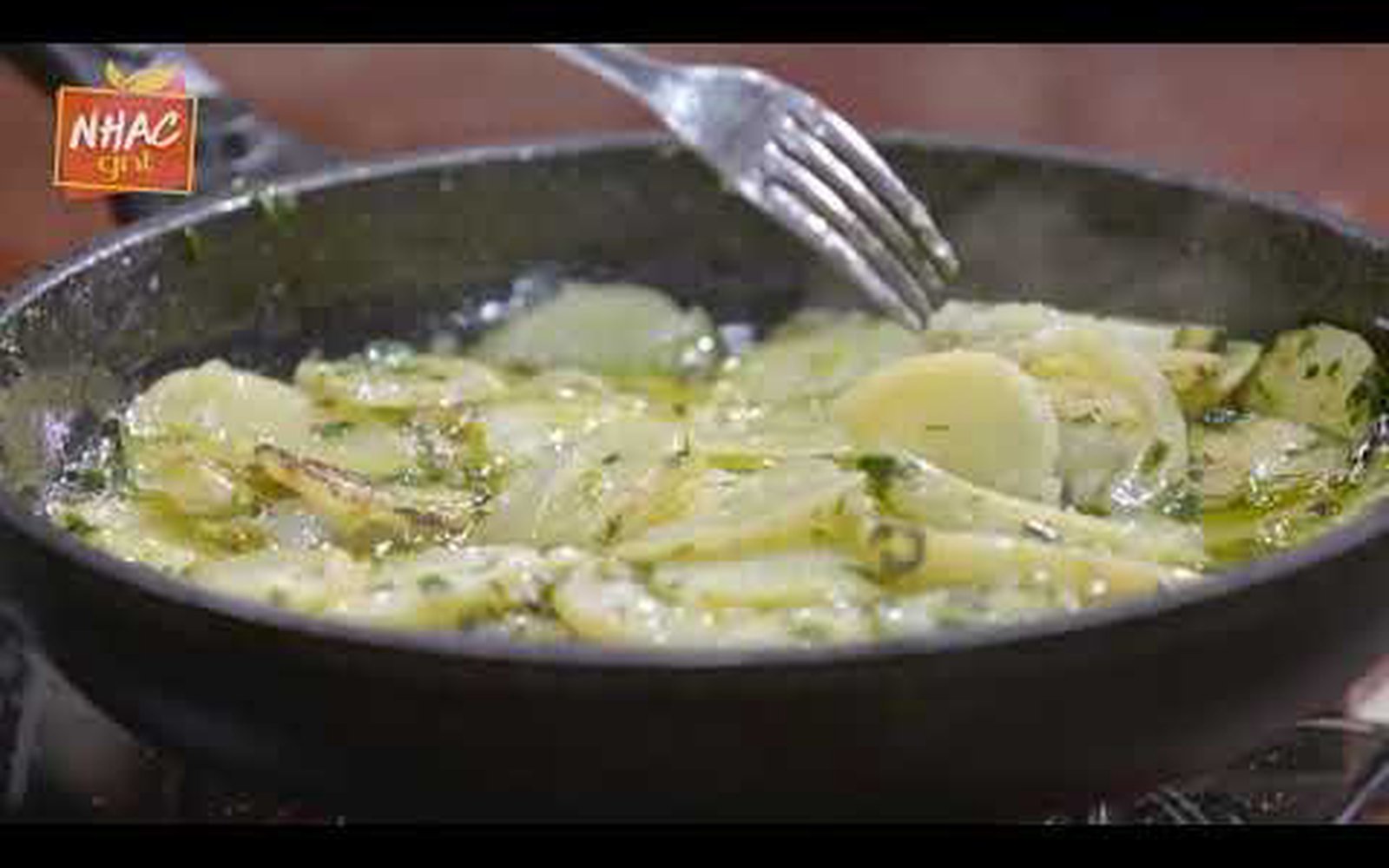 Tortilla de batata com casca e folhas de alho-poró