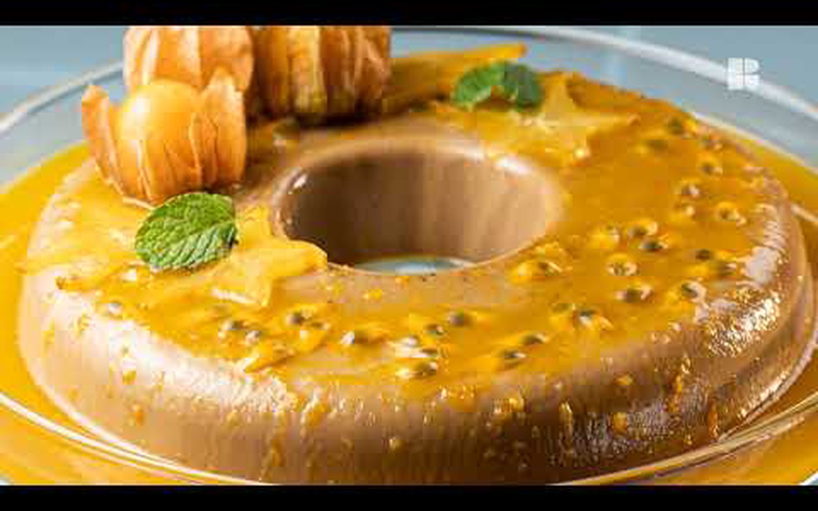 Pudim de café com calda de frutas amarelas