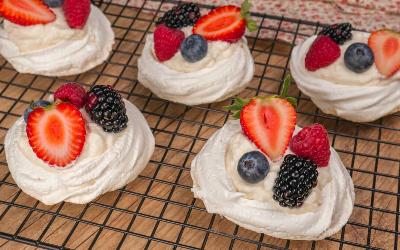 Mini Pavlova com Frutas Vermelhas