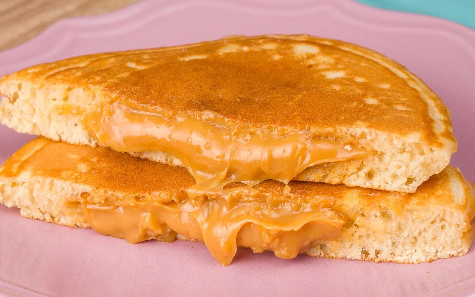 Panqueca Americana Recheada com Doce de Leite