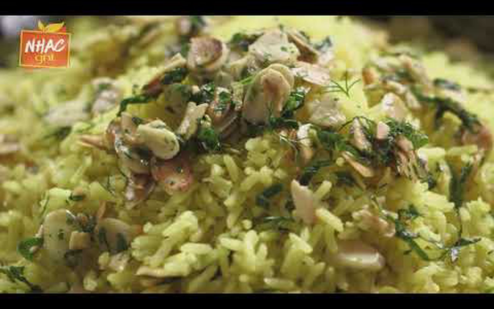 Arroz sabzi polo com amêndoas e ervas