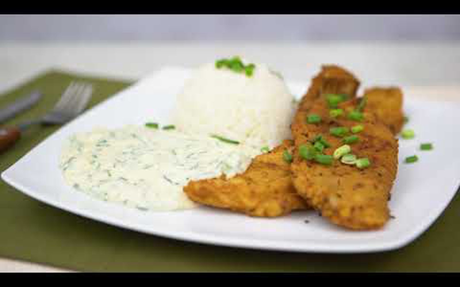 Filé de Peixe à Milanesa com Creme Branco de Espinafre