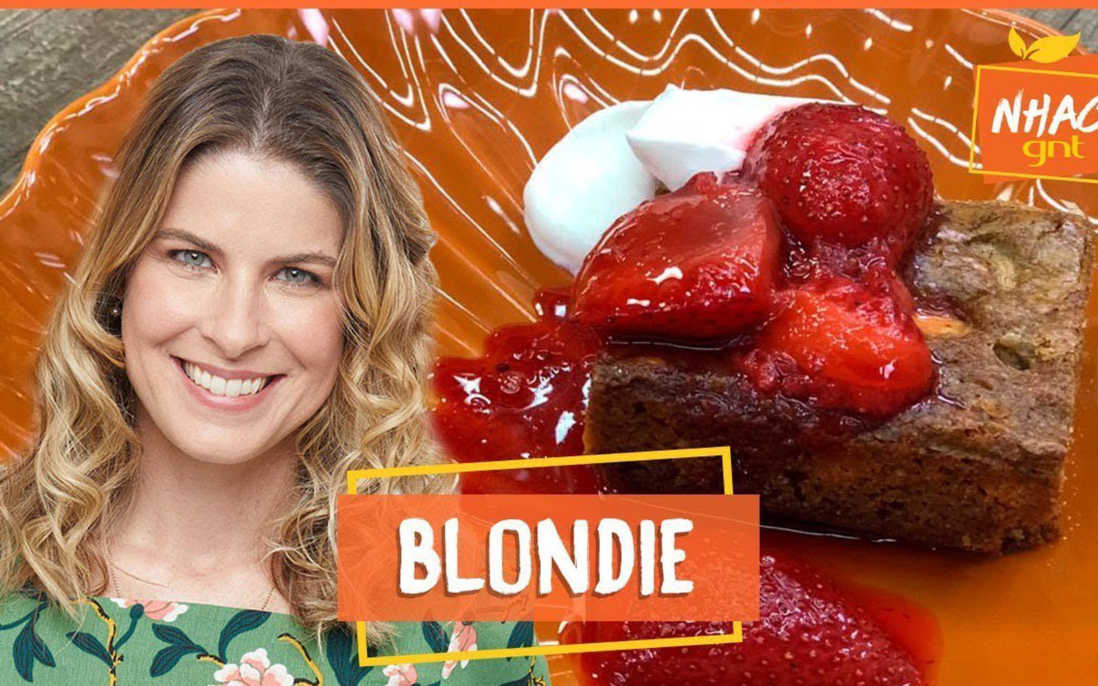 Blondie com amêndoas e calda de morango