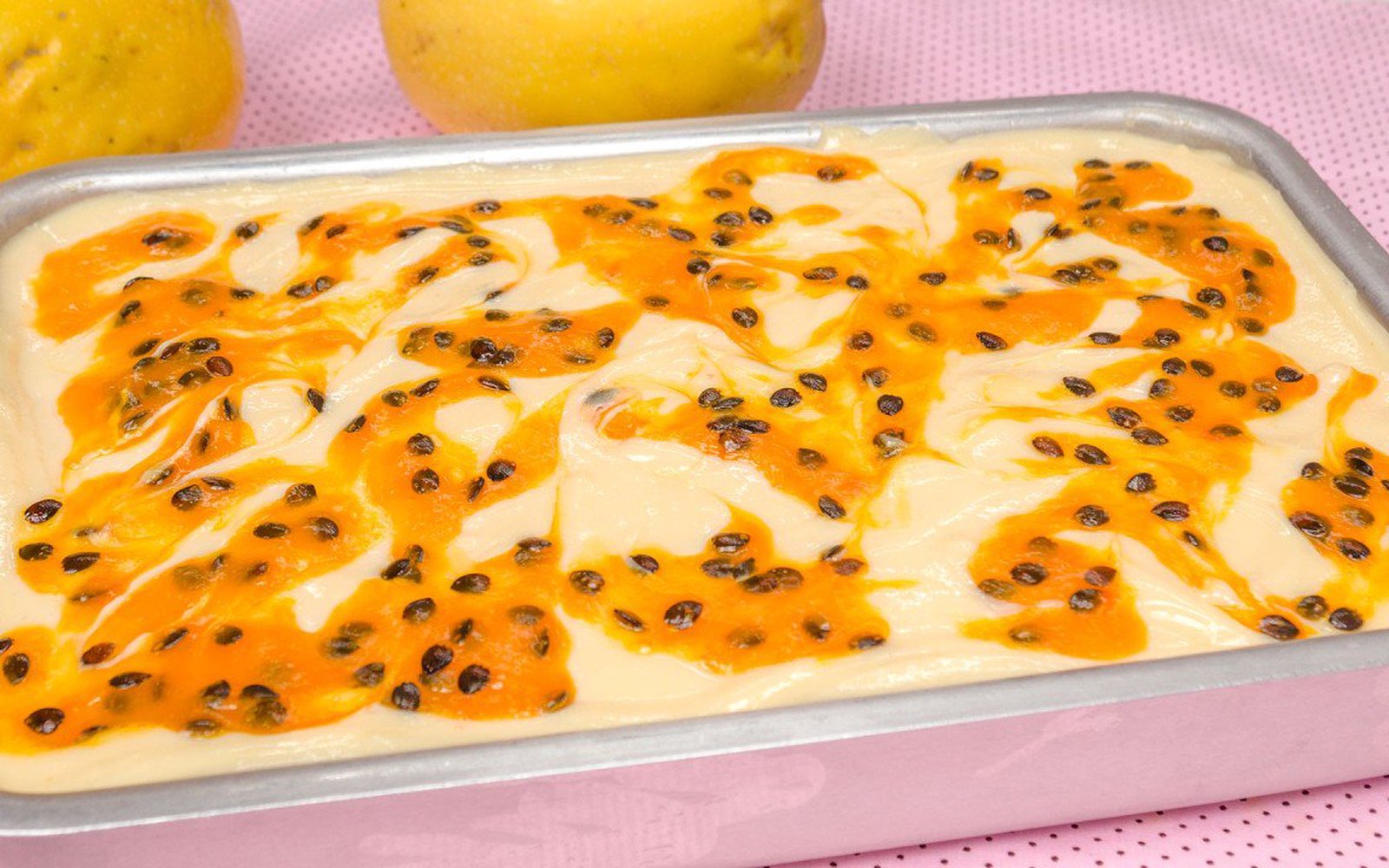 Bolo de Ninho com Maracujá na Travessa
