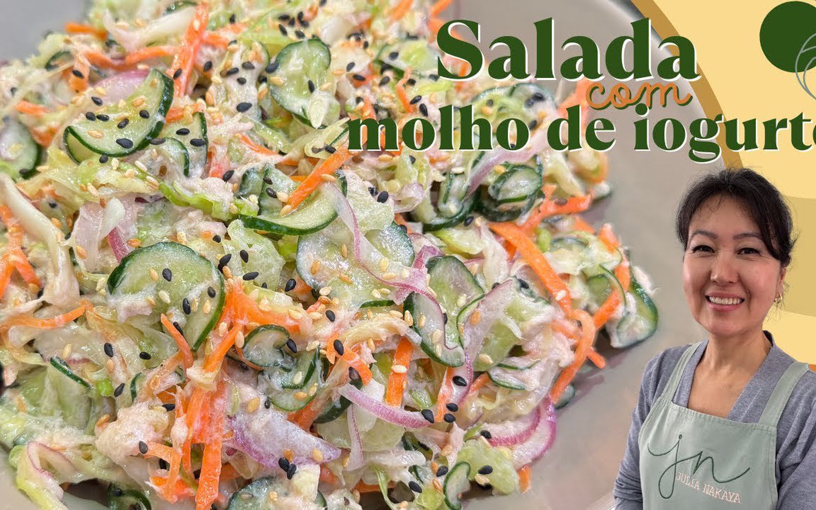 Salada refrescante e crocante com molho de iogurte e atum
