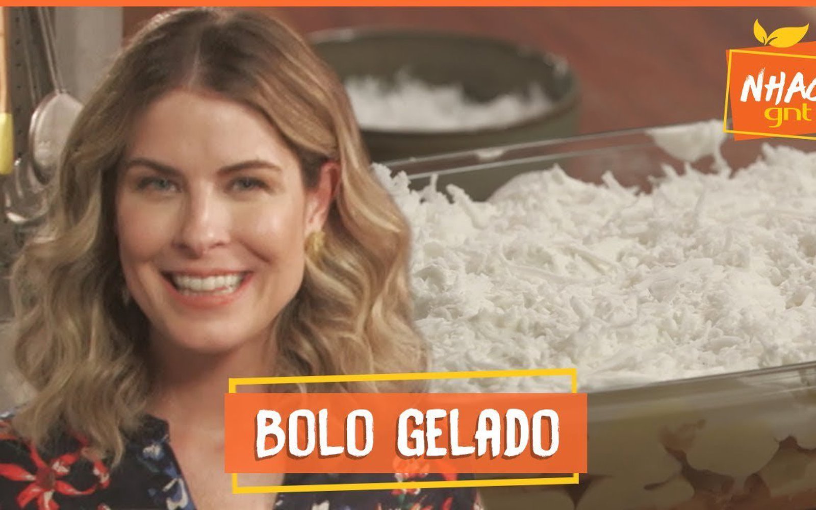 Bolo gelado de abacaxi com cobertura de chantilly e coco ralado