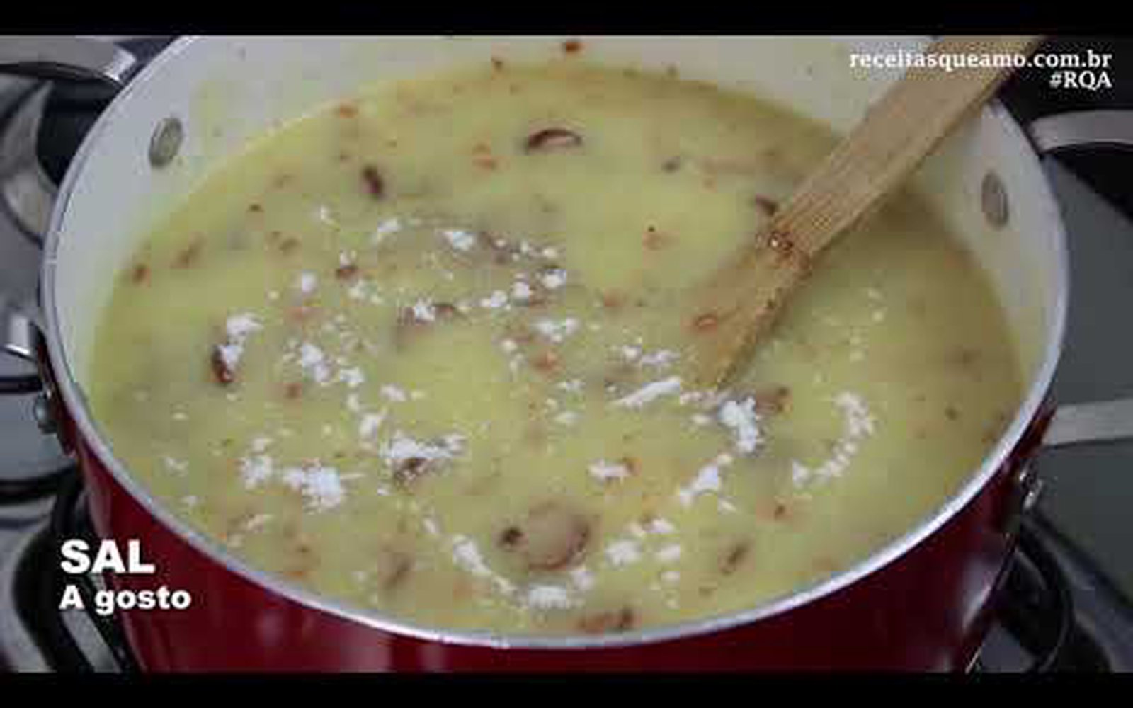 Sopa Cremosa de Mandioca com Calabresa e Bacon