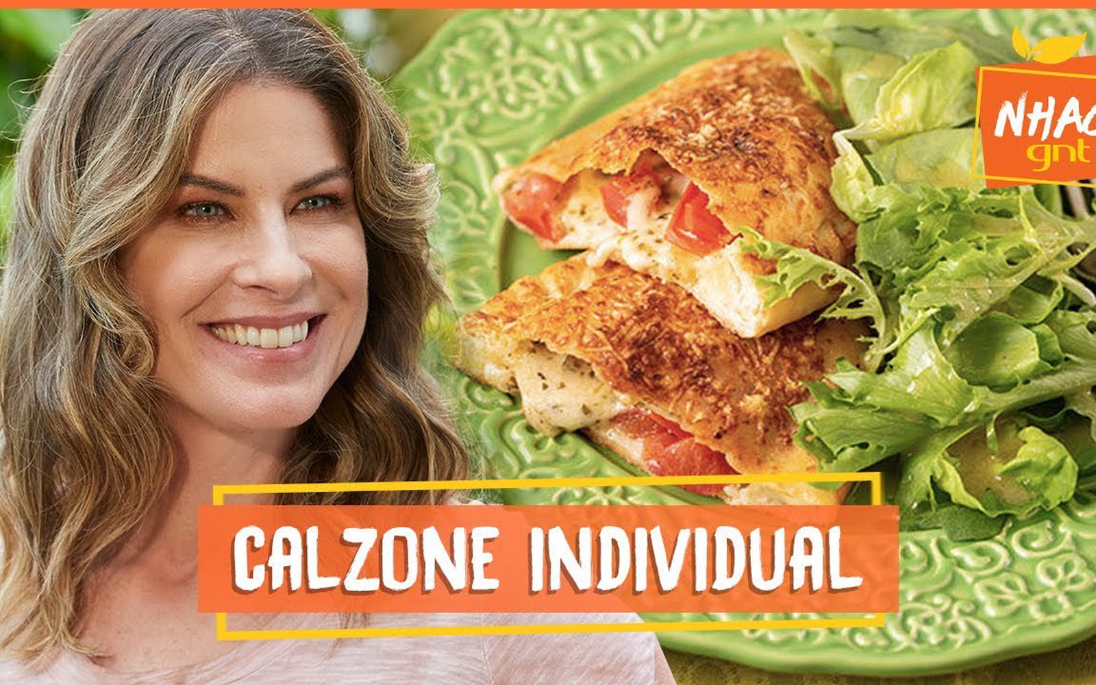Calzone com recheios de escarola e tomate com queijo