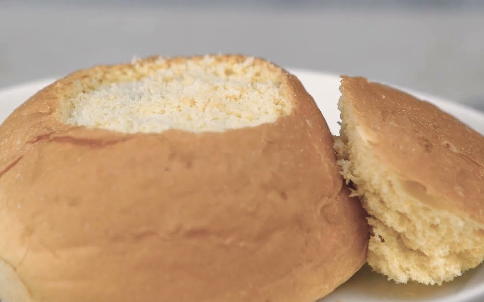 Pão recheado com creme de queijo para fondue