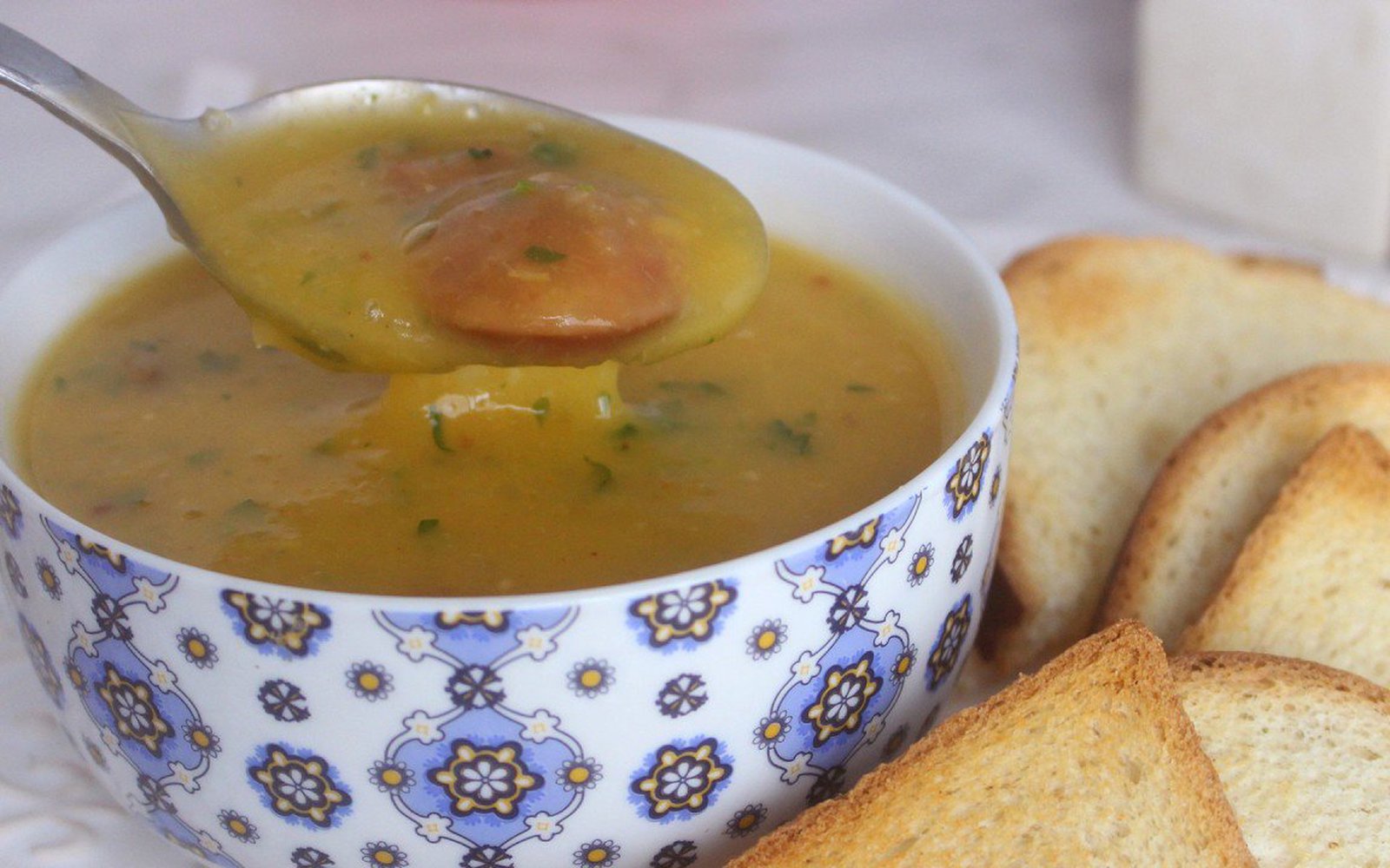 Sopa de Mandioca com Calabresa