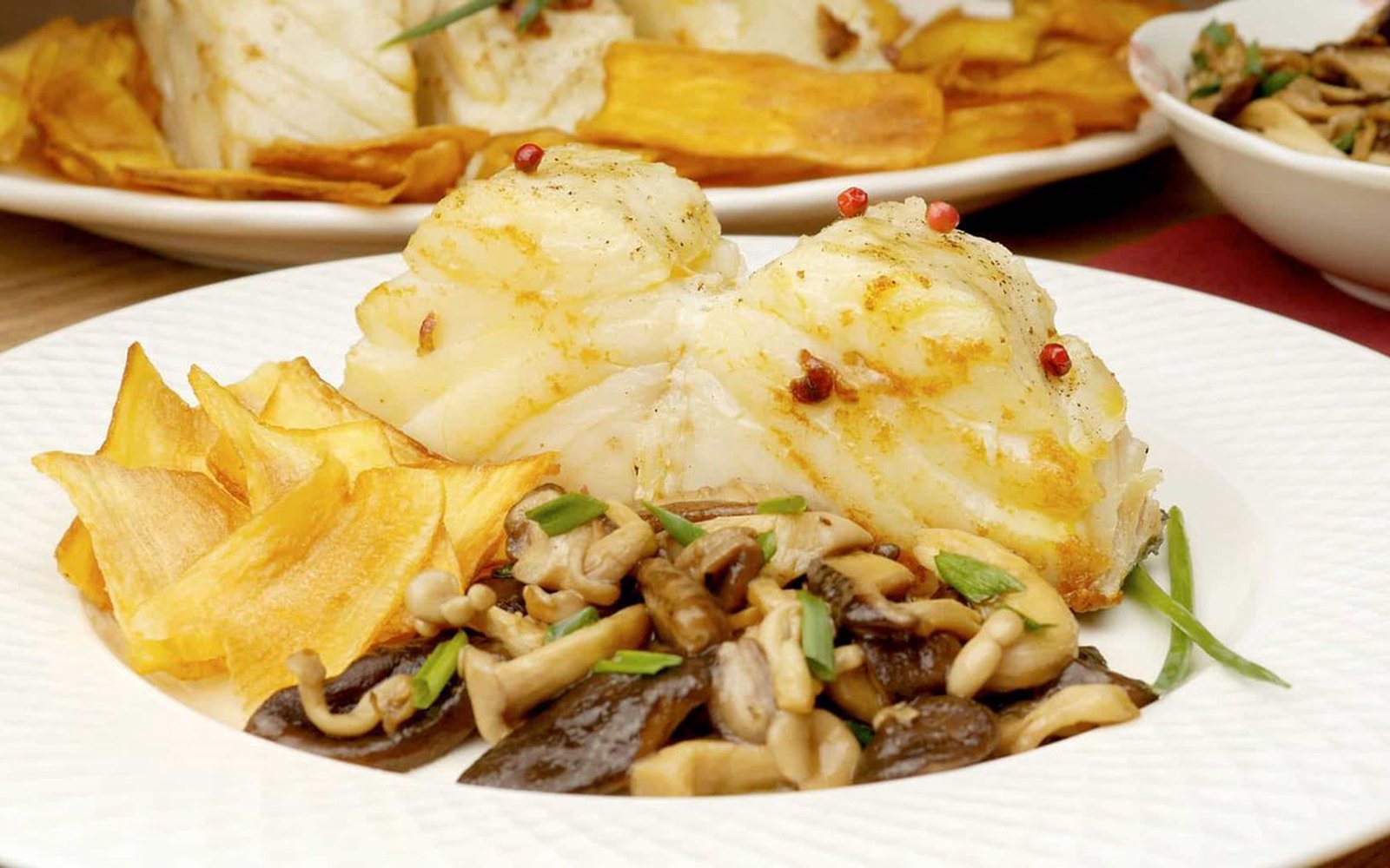 Bacalhau Grelhado na Manteiga de Garrafa com Chips de Mandioca e Cogumelos