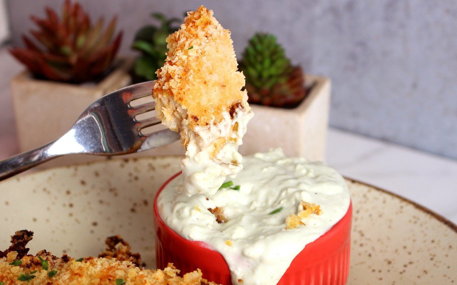 Frango Empanado na Airfryer com Molho de Queijo