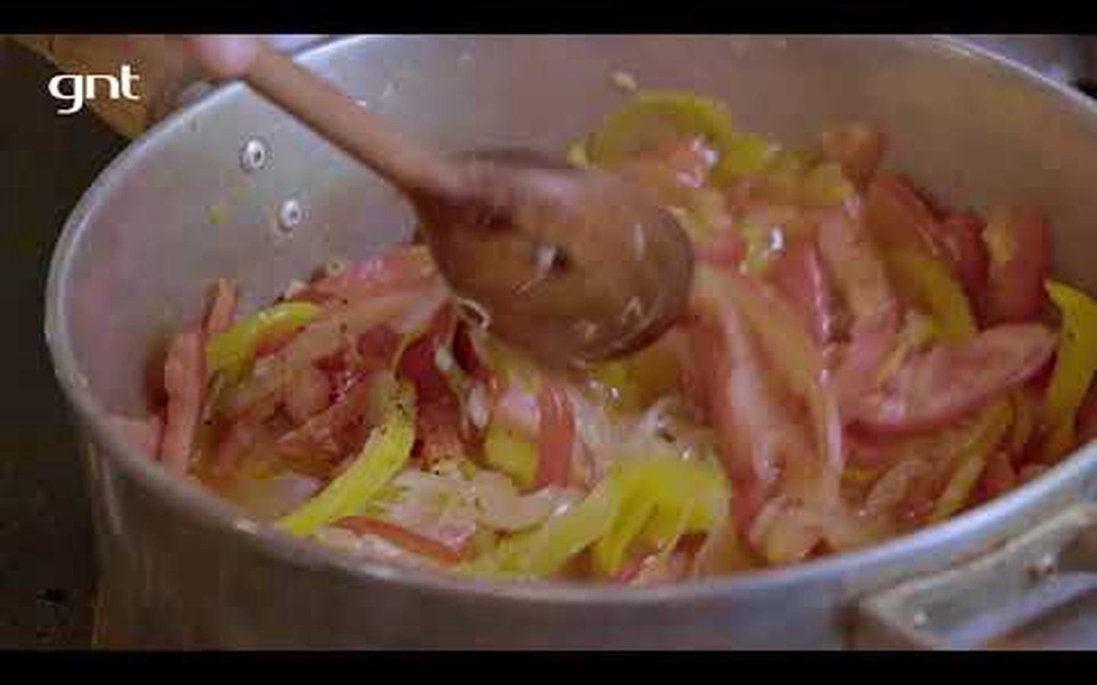 Cataplana de bacalhau com pimentões, cebola e batata