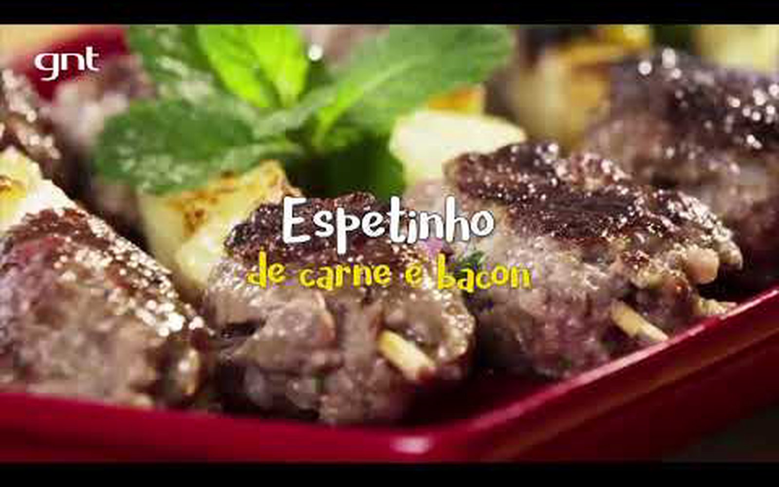 Espetinho de carne com bacon e abacaxi