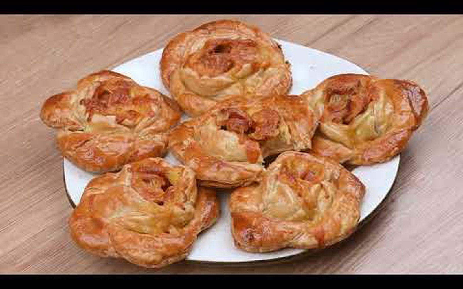 Salgado de Salsicha com Creme de Queijo