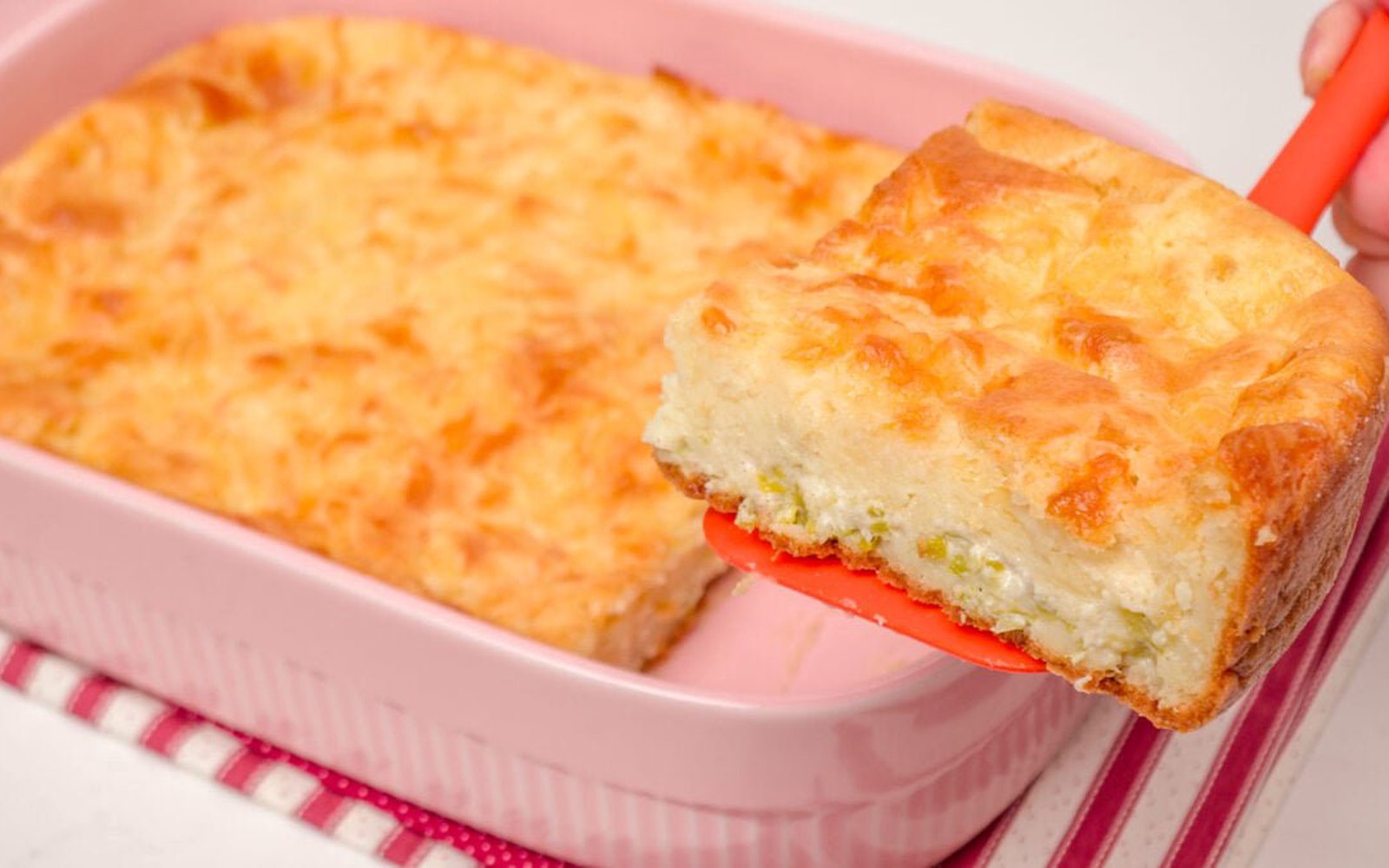 Torta de Liquidificador com Queijos e Alho Poró