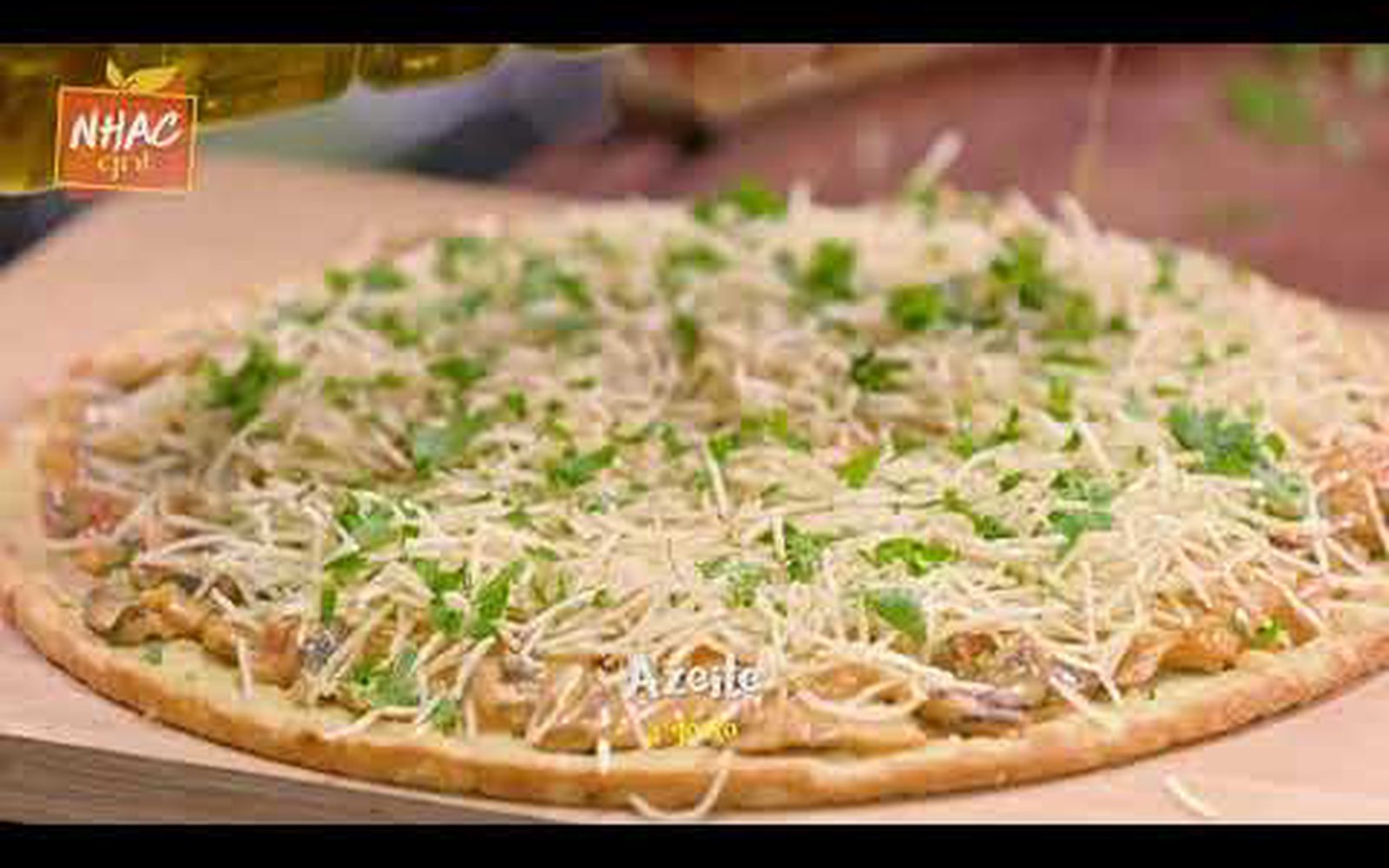 Pizza de estrogonofe de cogumelos com massa de arroz