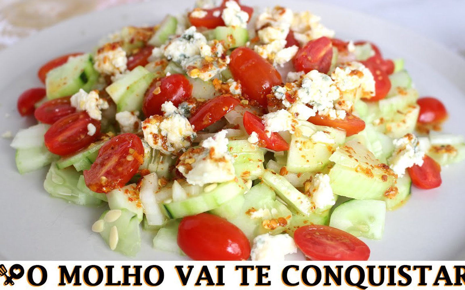 Salada com molho picante