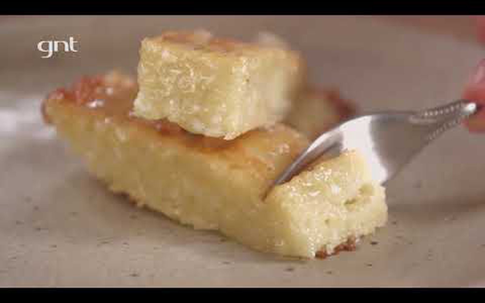 Bolo de aipim cremoso com calda de coco