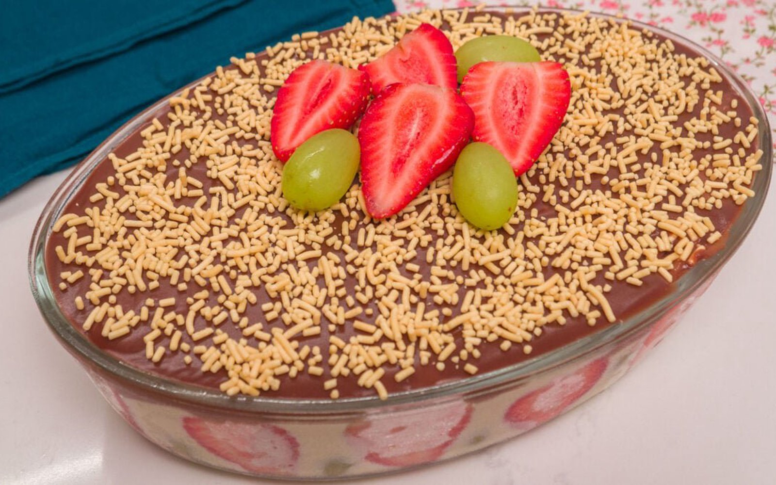 Bombom de Uva e Morango na Travessa