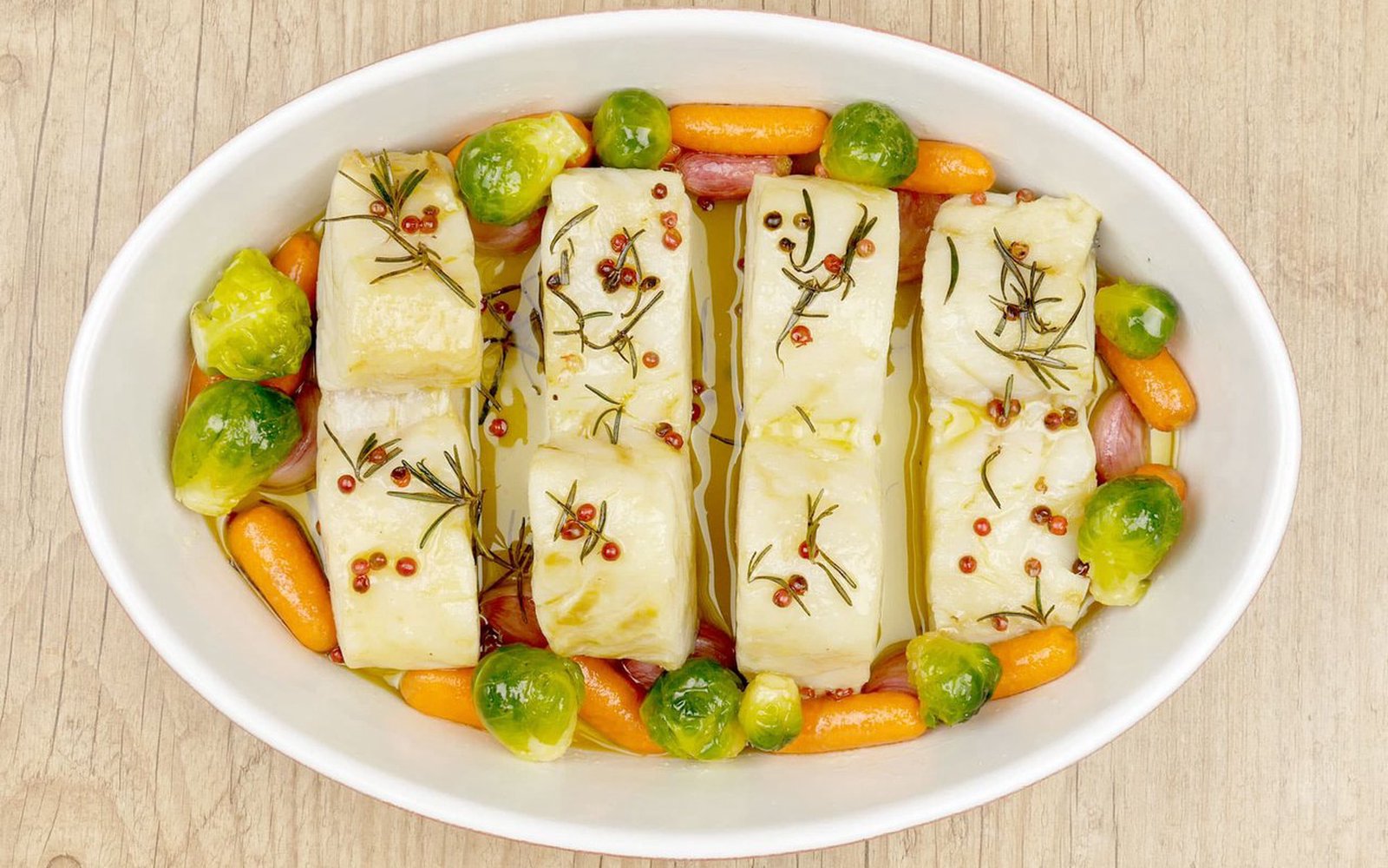 Bacalhau ao forno acompanhado de arroz com lentilhas e refogado de couve de bruxelas e cenoura baby