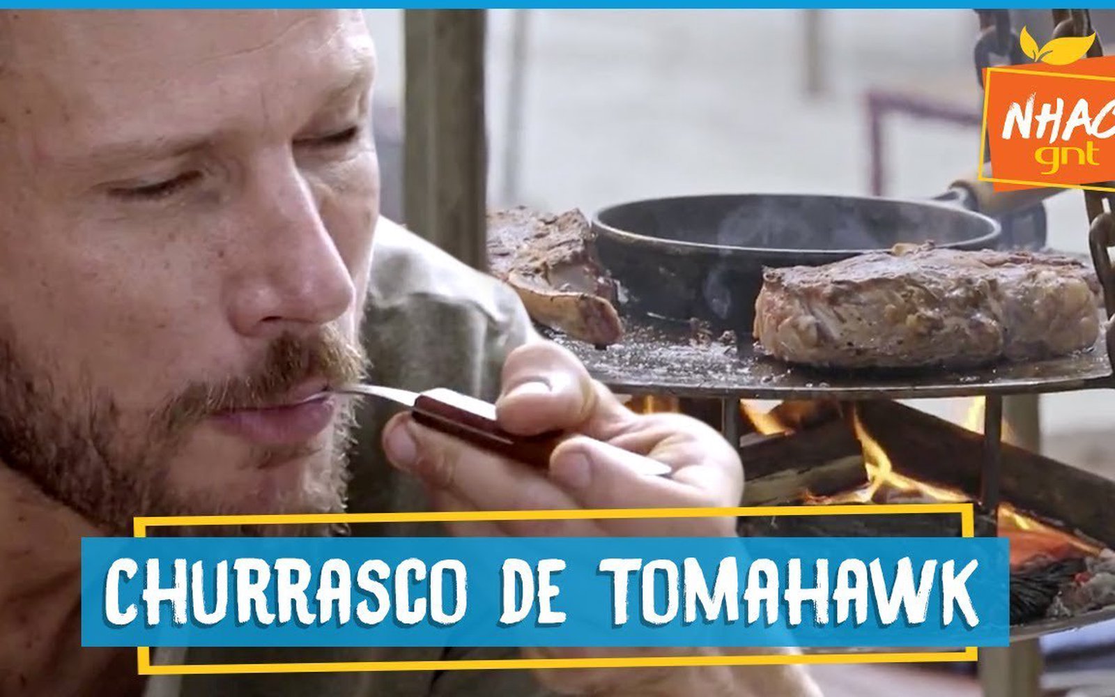Tomahawk na brasa com farofa de maçã