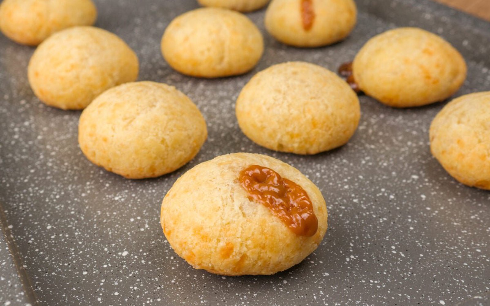 Pão de Queijo Recheado com Doce de Leite