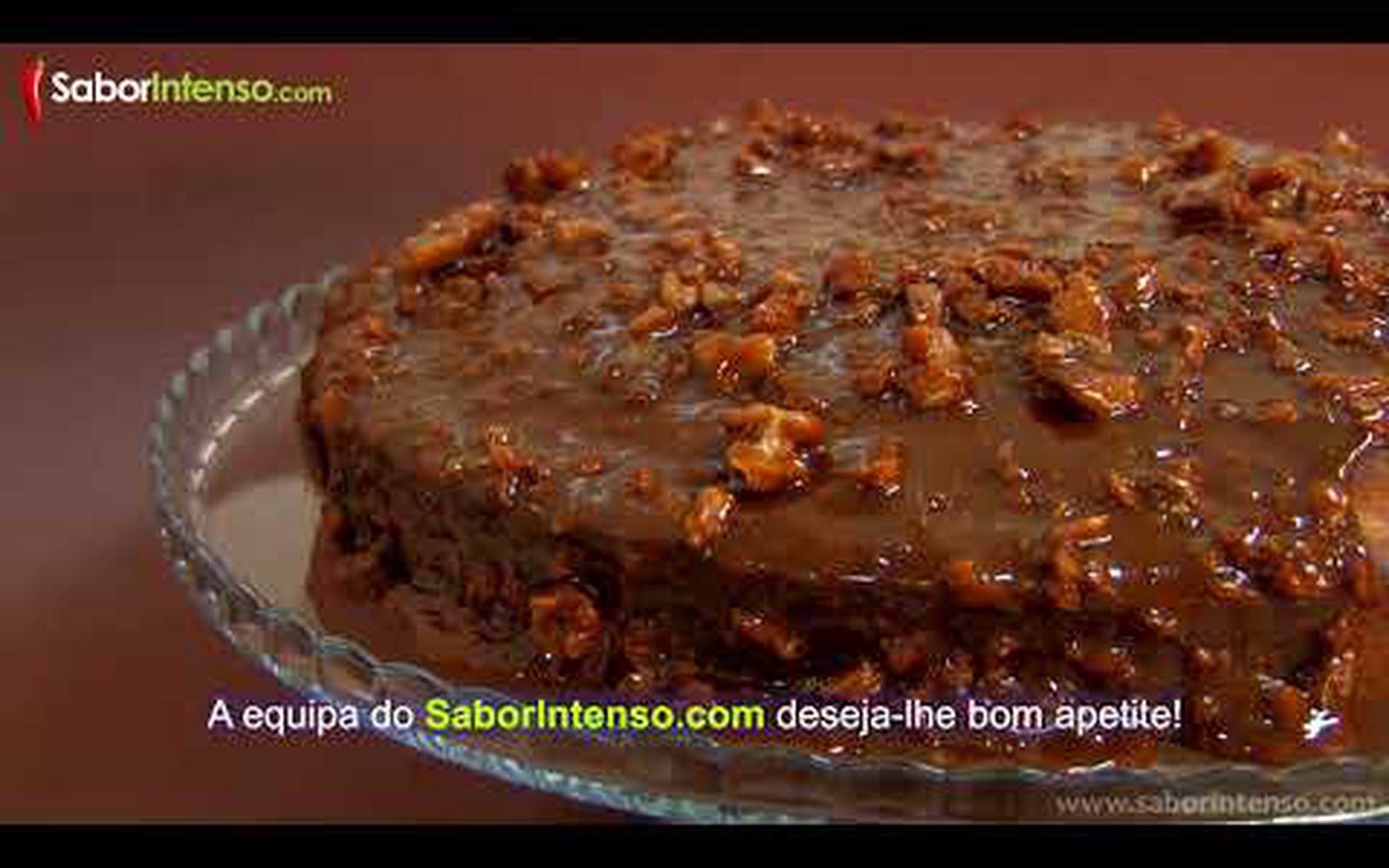 Bolo de Leite Condensado com Cobertura de Caramelo e Nozes